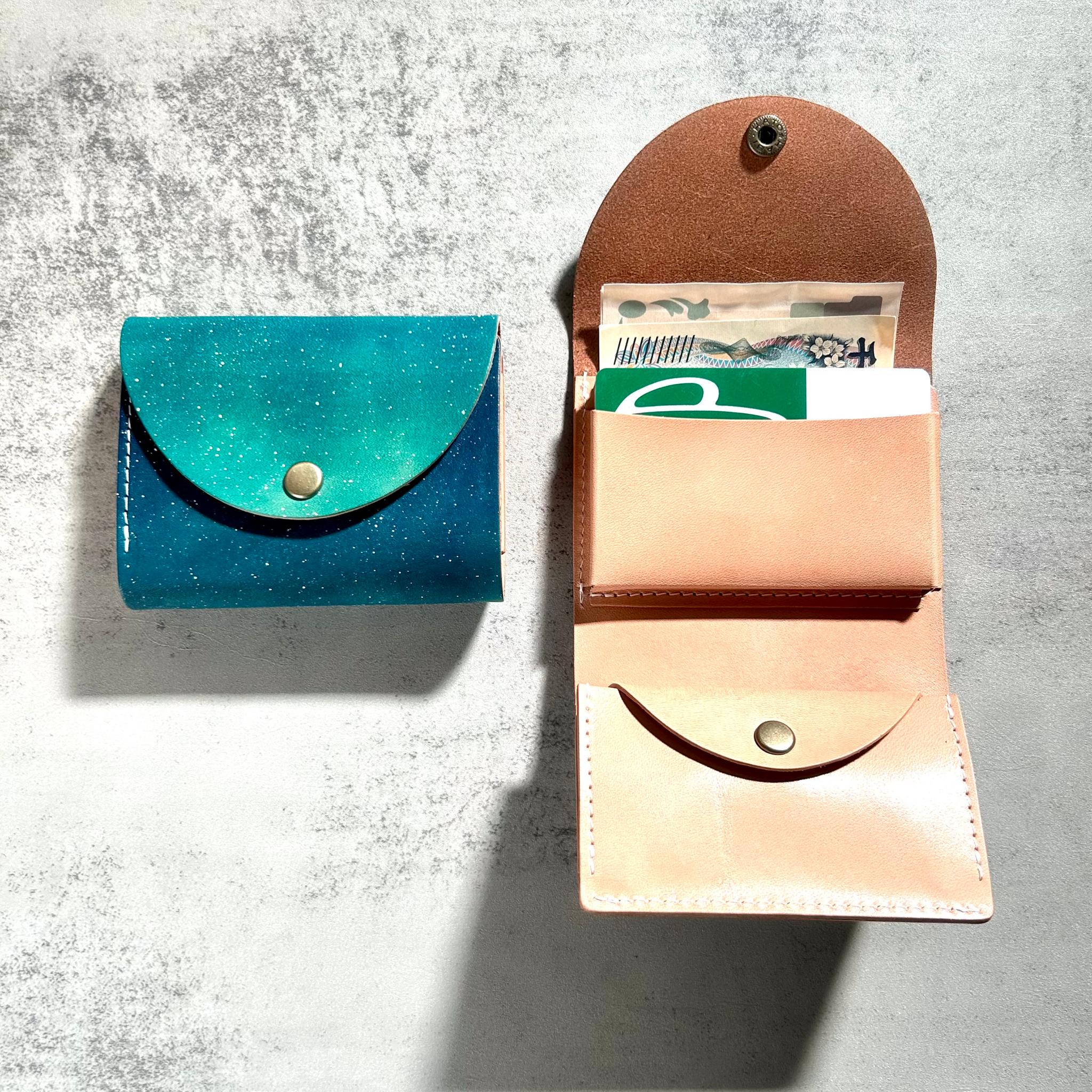 ヌメ革に星空を描いたお札を折らないコンパクト財布　栃木レザー本牛革プレゼント宇宙手染め青１点もの二つ折り三つ折りミニ財布1枚目の画像