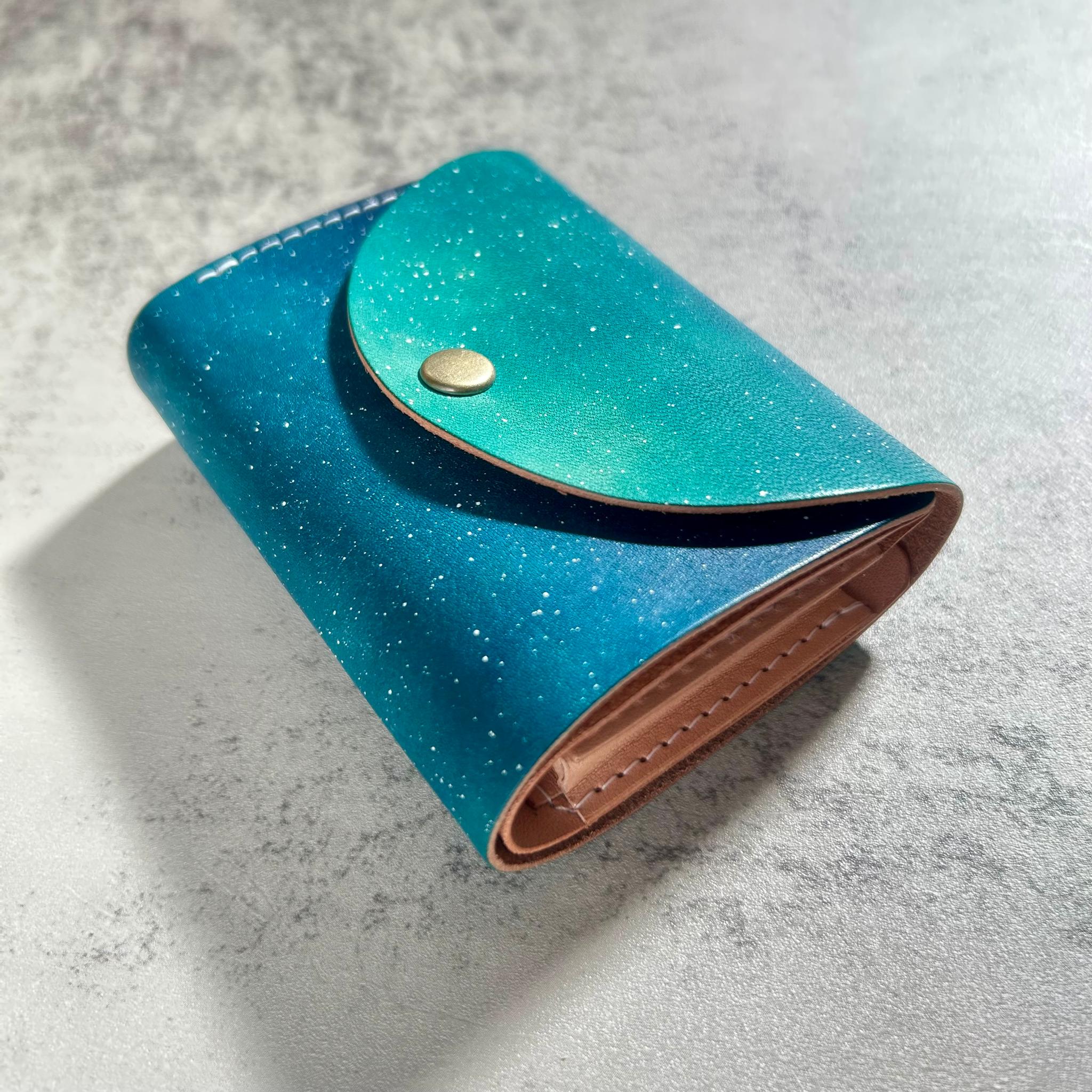 ヌメ革に星空を描いたお札を折らないコンパクト財布　栃木レザー本牛革プレゼント宇宙手染め青１点もの二つ折り三つ折りミニ財布 | 2枚目