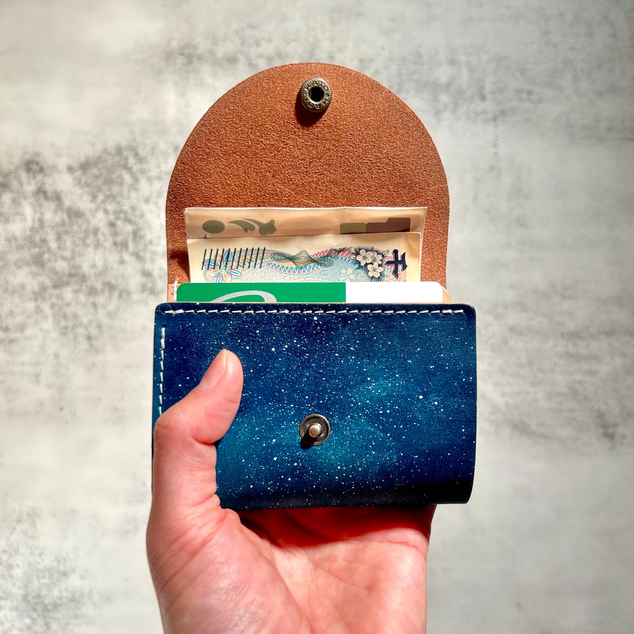 ヌメ革に星空を描いたお札を折らないコンパクト財布　栃木レザー本牛革プレゼント宇宙手染め青１点もの二つ折り三つ折りミニ財布 | 3枚目