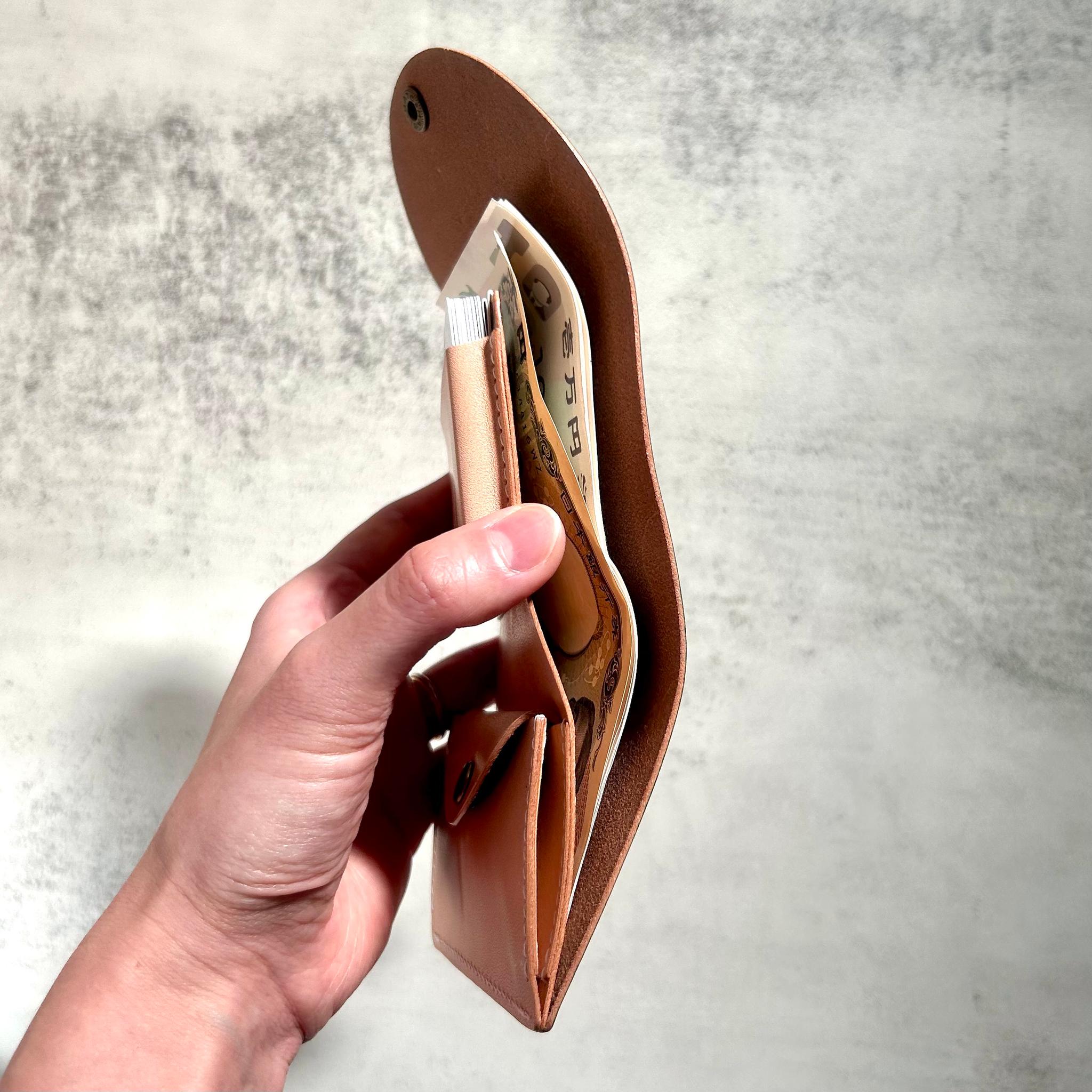 ヌメ革に星空を描いたお札を折らないコンパクト財布　栃木レザー本牛革プレゼント宇宙手染め青１点もの二つ折り三つ折りミニ財布 | 4枚目