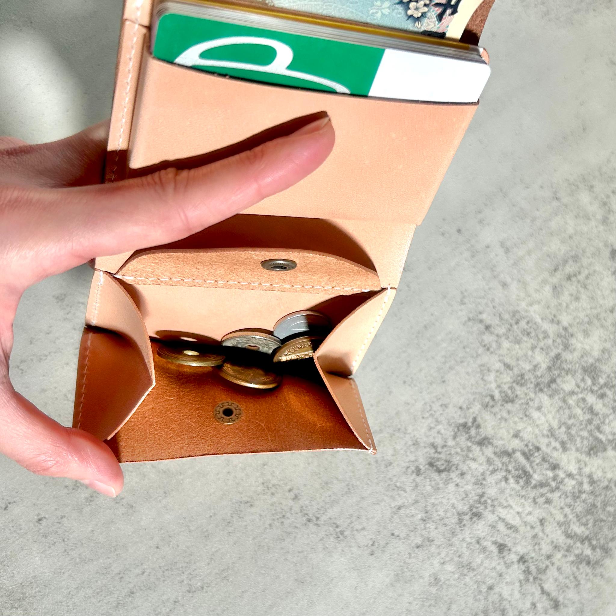 ヌメ革に星空を描いたお札を折らないコンパクト財布　栃木レザー本牛革プレゼント宇宙手染め青１点もの二つ折り三つ折りミニ財布 | 5枚目