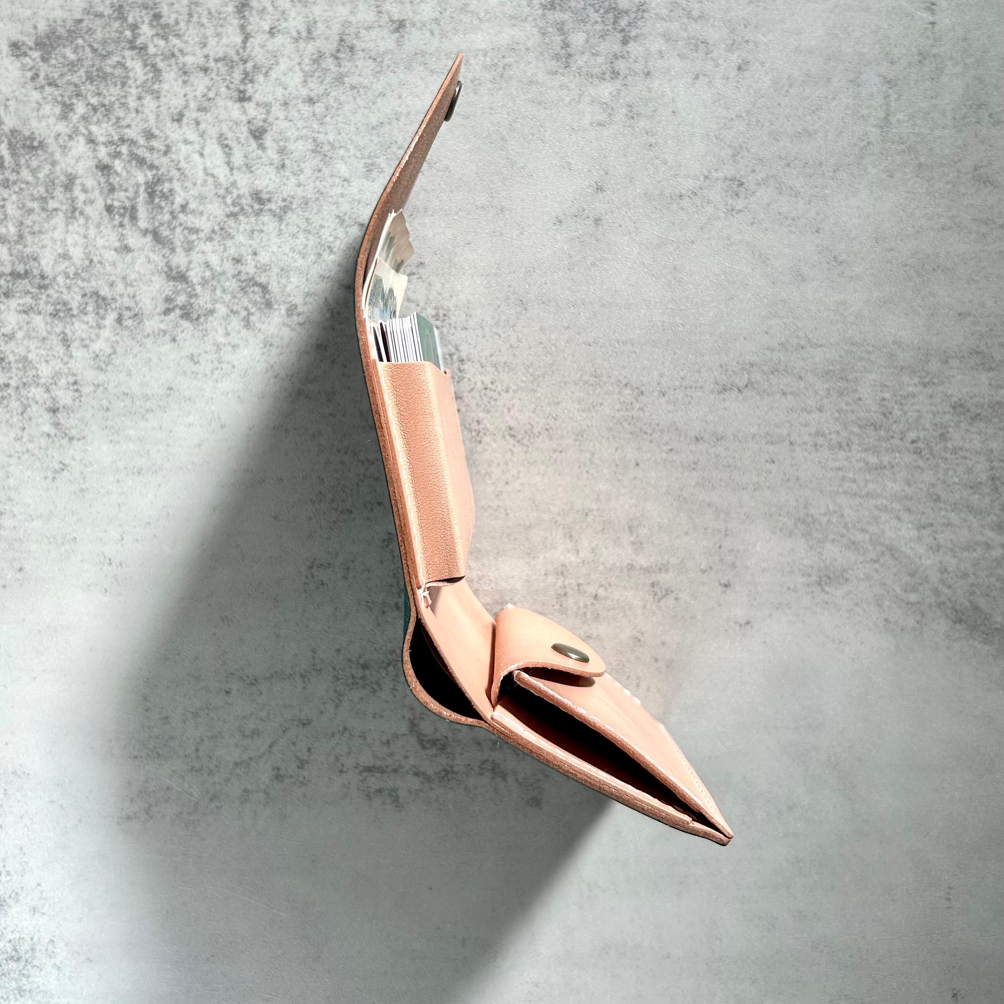 ヌメ革に星空を描いたお札を折らないコンパクト財布　栃木レザー本牛革プレゼント宇宙手染め青１点もの二つ折り三つ折りミニ財布 | 6枚目