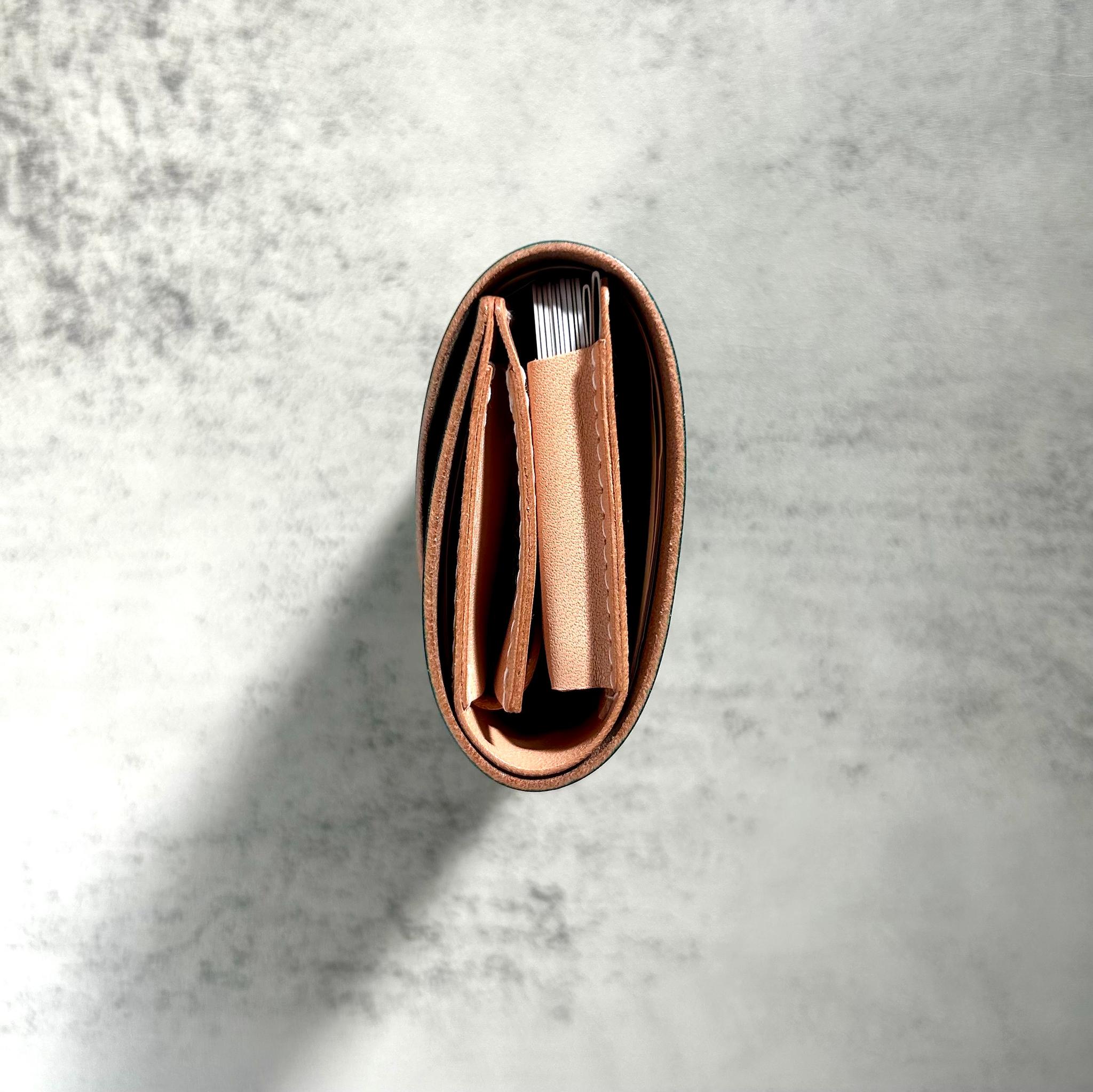 ヌメ革に星空を描いたお札を折らないコンパクト財布　栃木レザー本牛革プレゼント宇宙手染め青１点もの二つ折り三つ折りミニ財布 | 7枚目