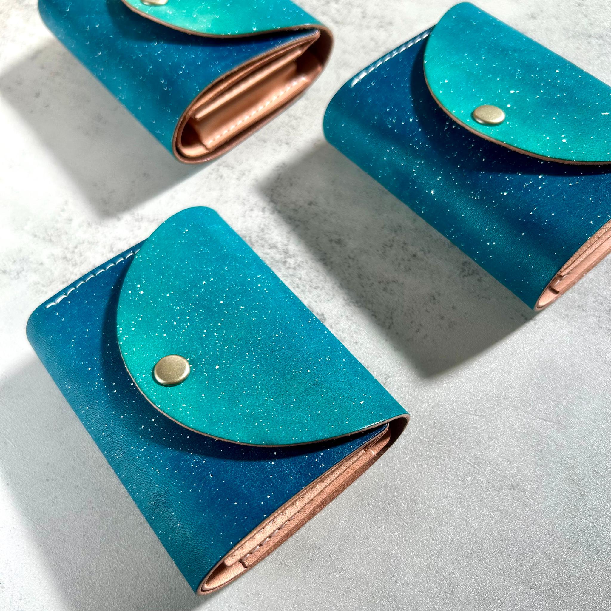 ヌメ革に星空を描いたお札を折らないコンパクト財布　栃木レザー本牛革プレゼント宇宙手染め青１点もの二つ折り三つ折りミニ財布 | 8枚目