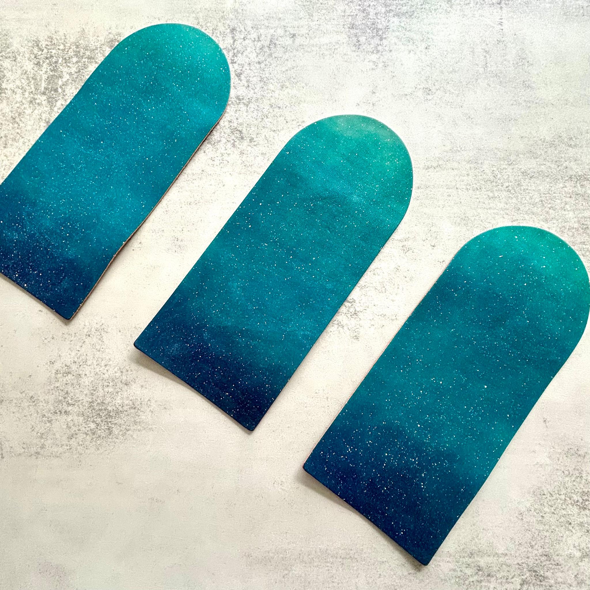 ヌメ革に星空を描いたお札を折らないコンパクト財布　栃木レザー本牛革プレゼント宇宙手染め青１点もの二つ折り三つ折りミニ財布 | 9枚目